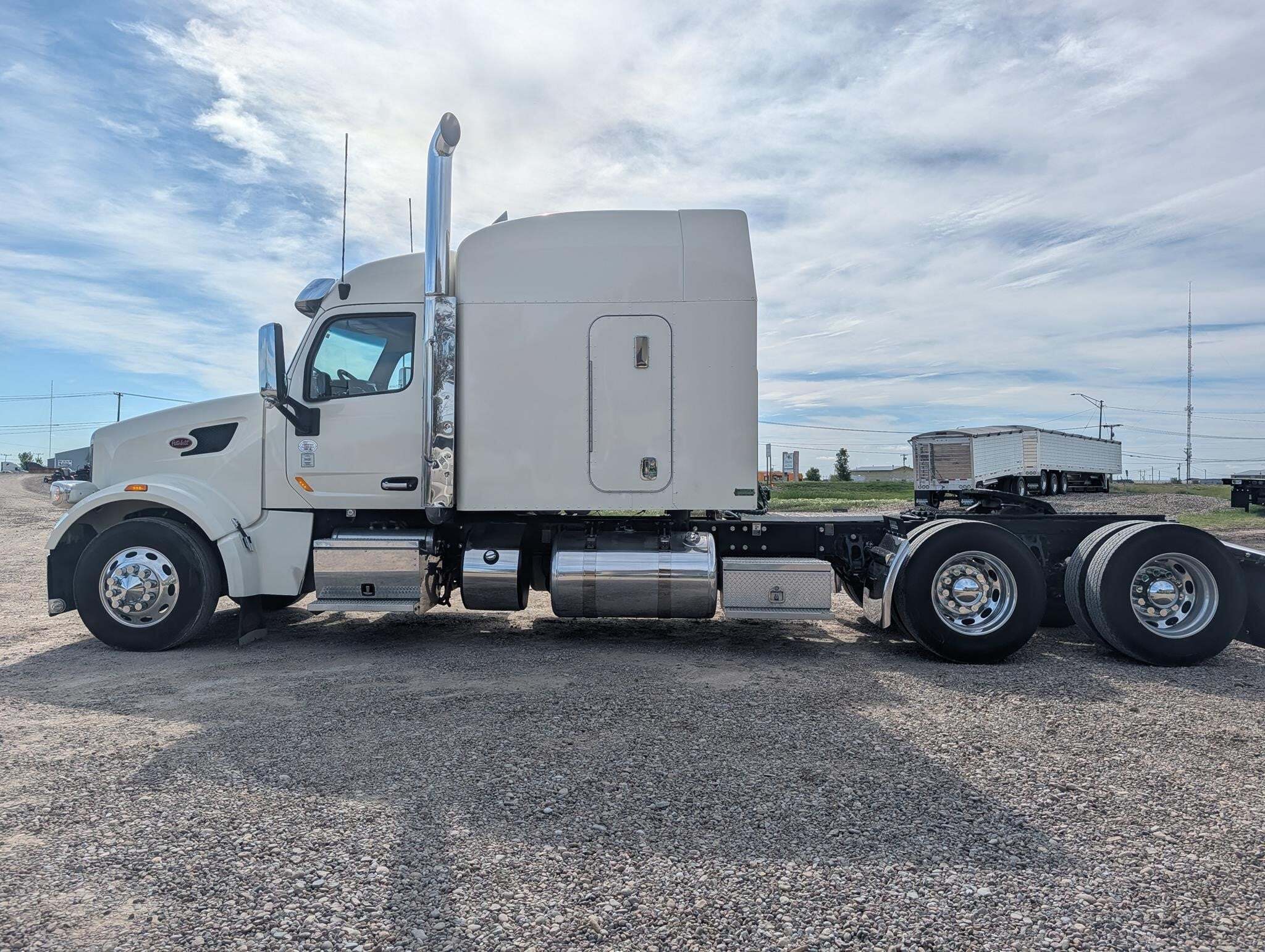 2020 Peterbilt 567 Semi Trucks/Trailer