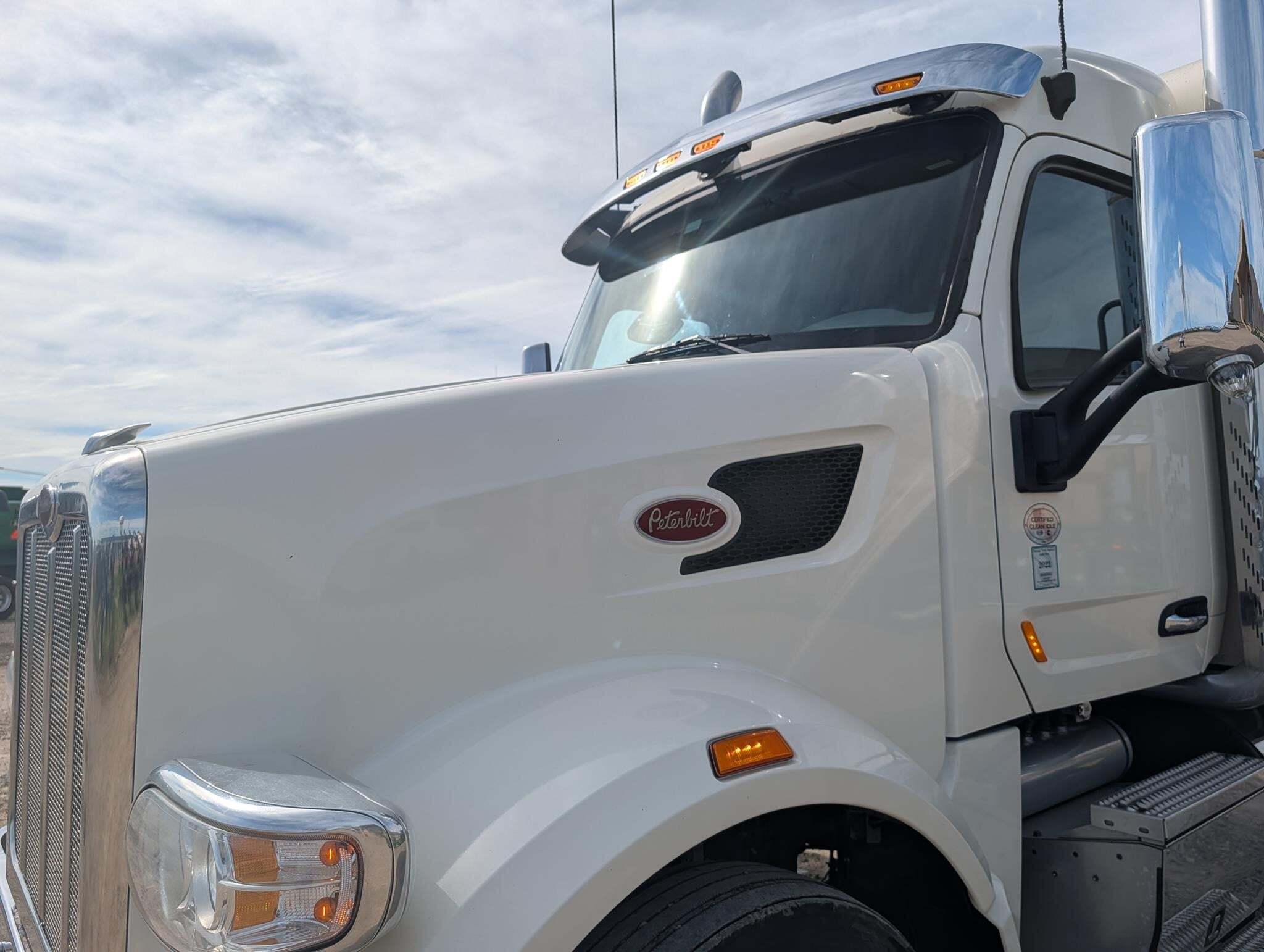 2020 Peterbilt 567 Semi Trucks/Trailer