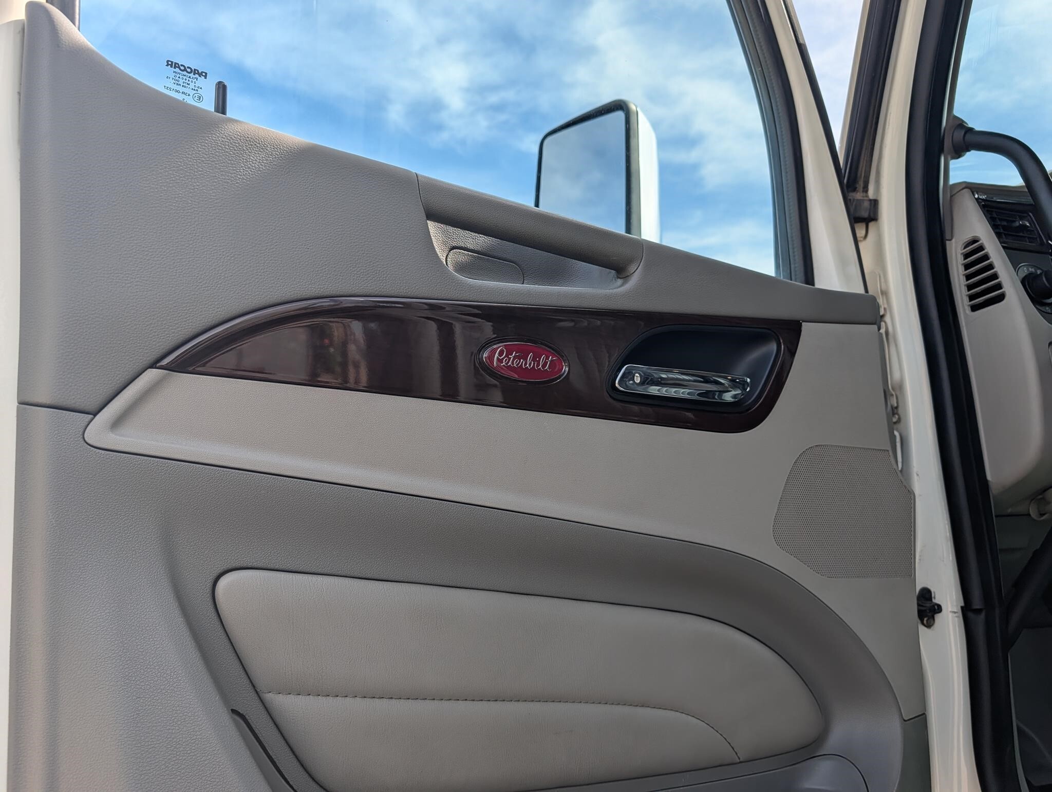 2020 Peterbilt 567 Semi Trucks/Trailer