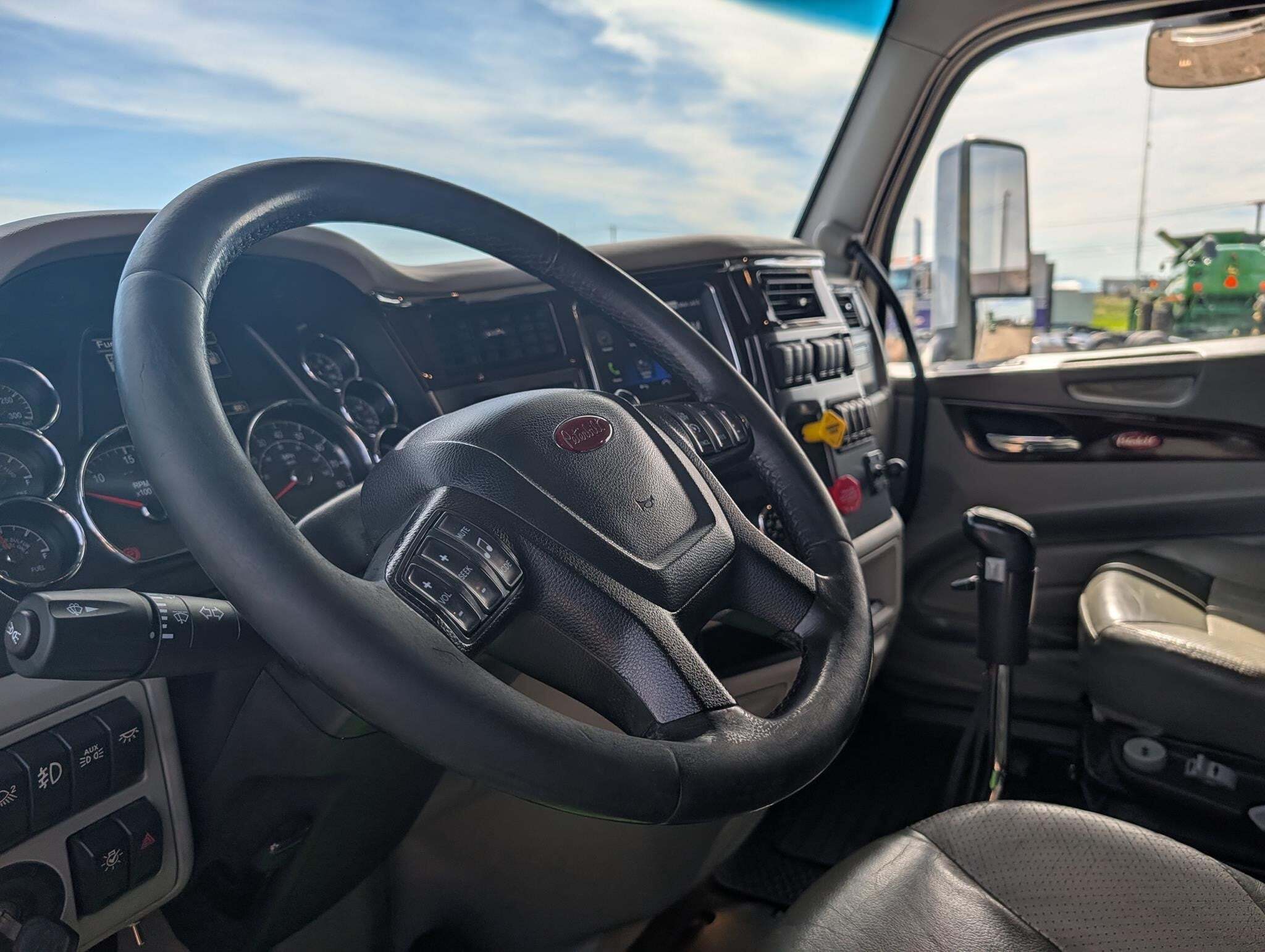 2020 Peterbilt 567 Semi Trucks/Trailer