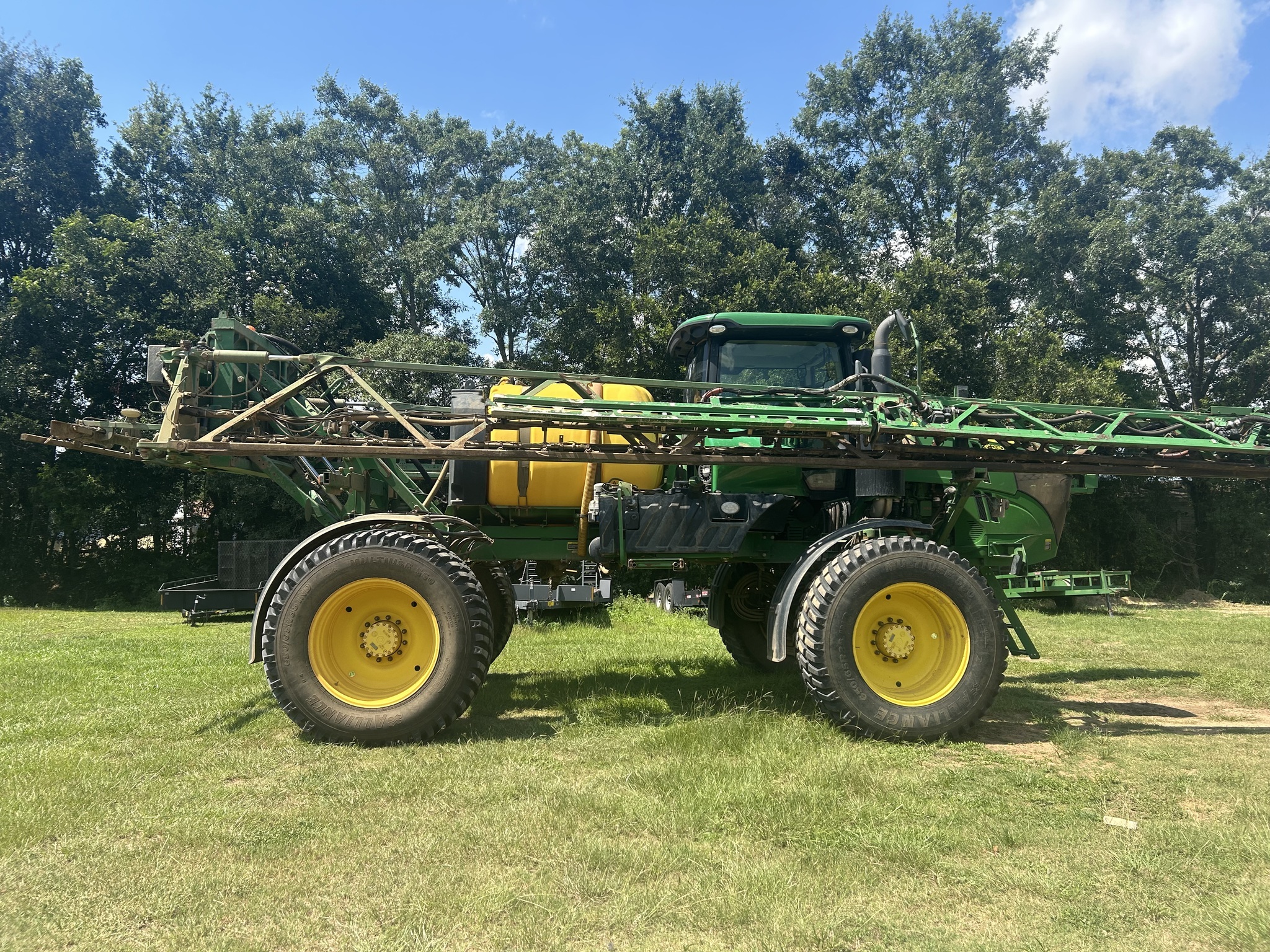 2019 John Deere R4030 Self-Propelled Sprayer