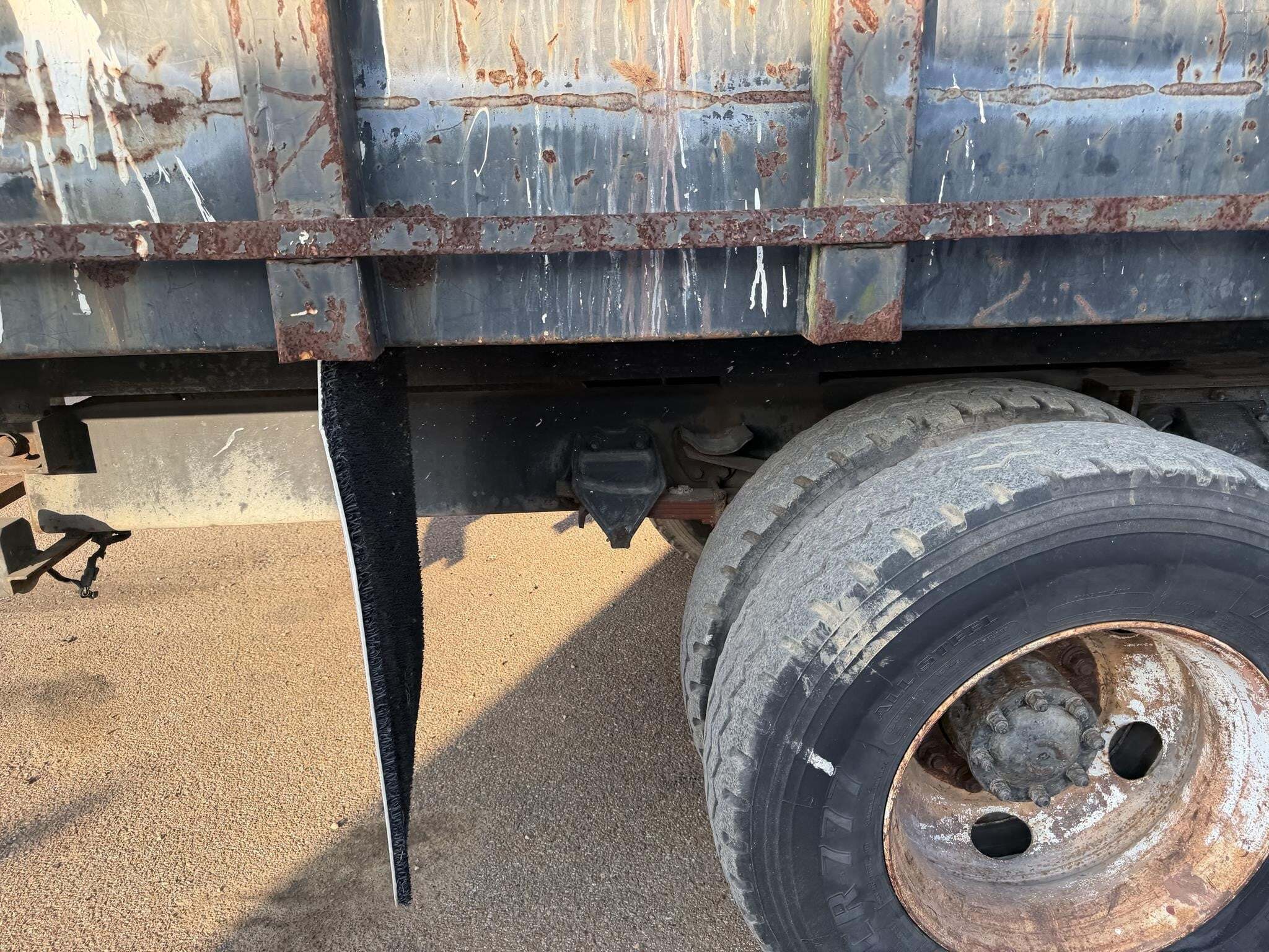 2000 Sterling L8500 Semi Trucks/Trailer