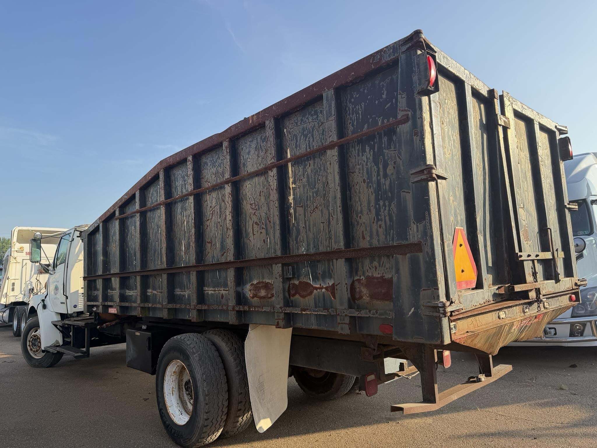 2000 Sterling L8500 Semi Trucks/Trailer