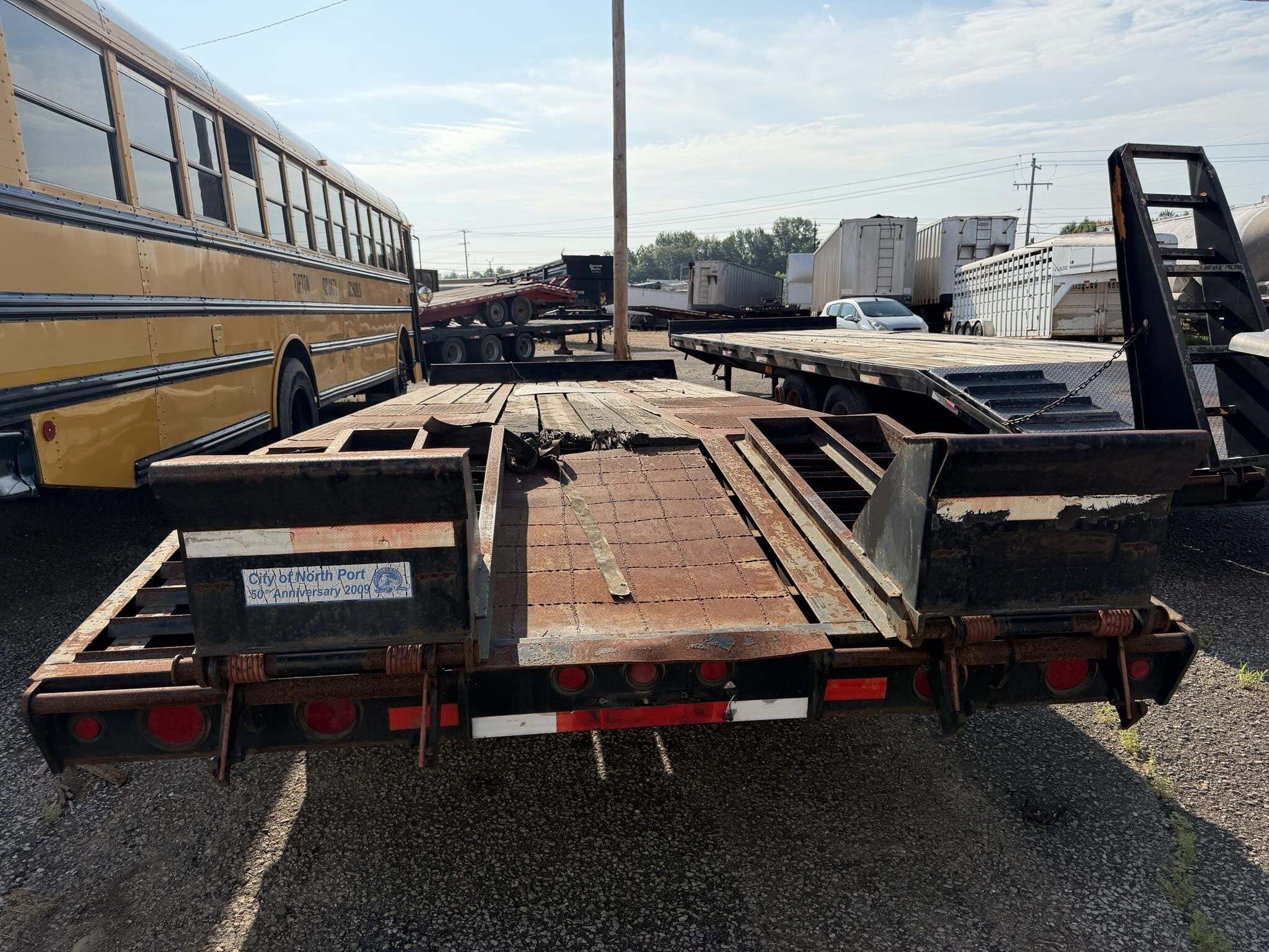 2009 Interstate 20DTA Flatbed Trucks/Trailer