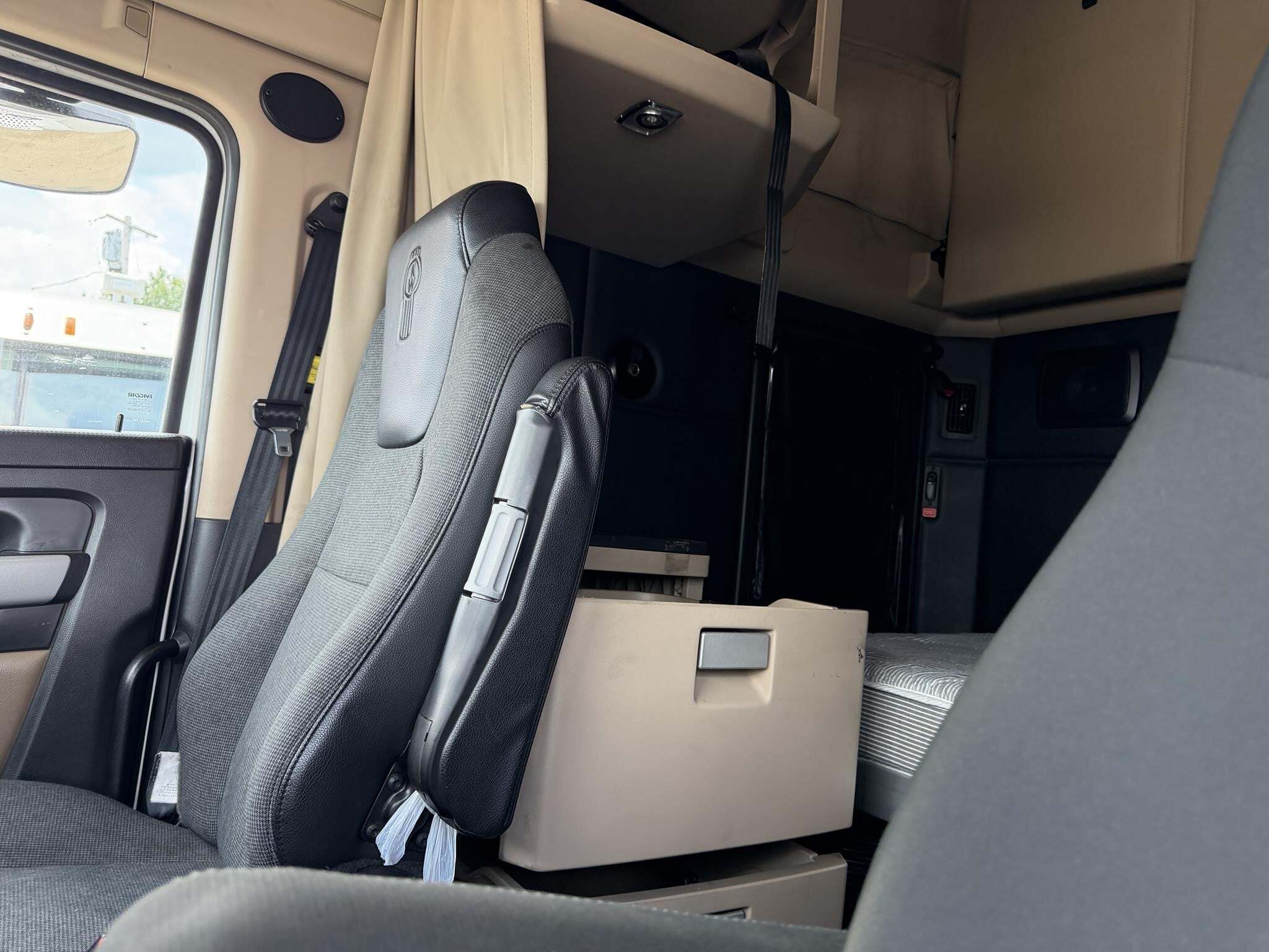 2022 Kenworth T680 Semi Trucks/Trailer