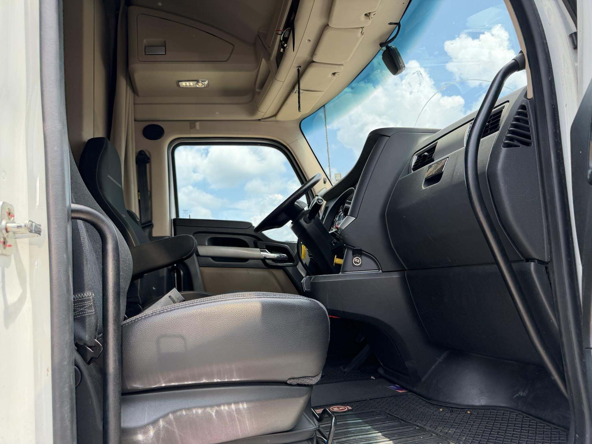 2022 Kenworth T680 Semi Trucks/Trailer