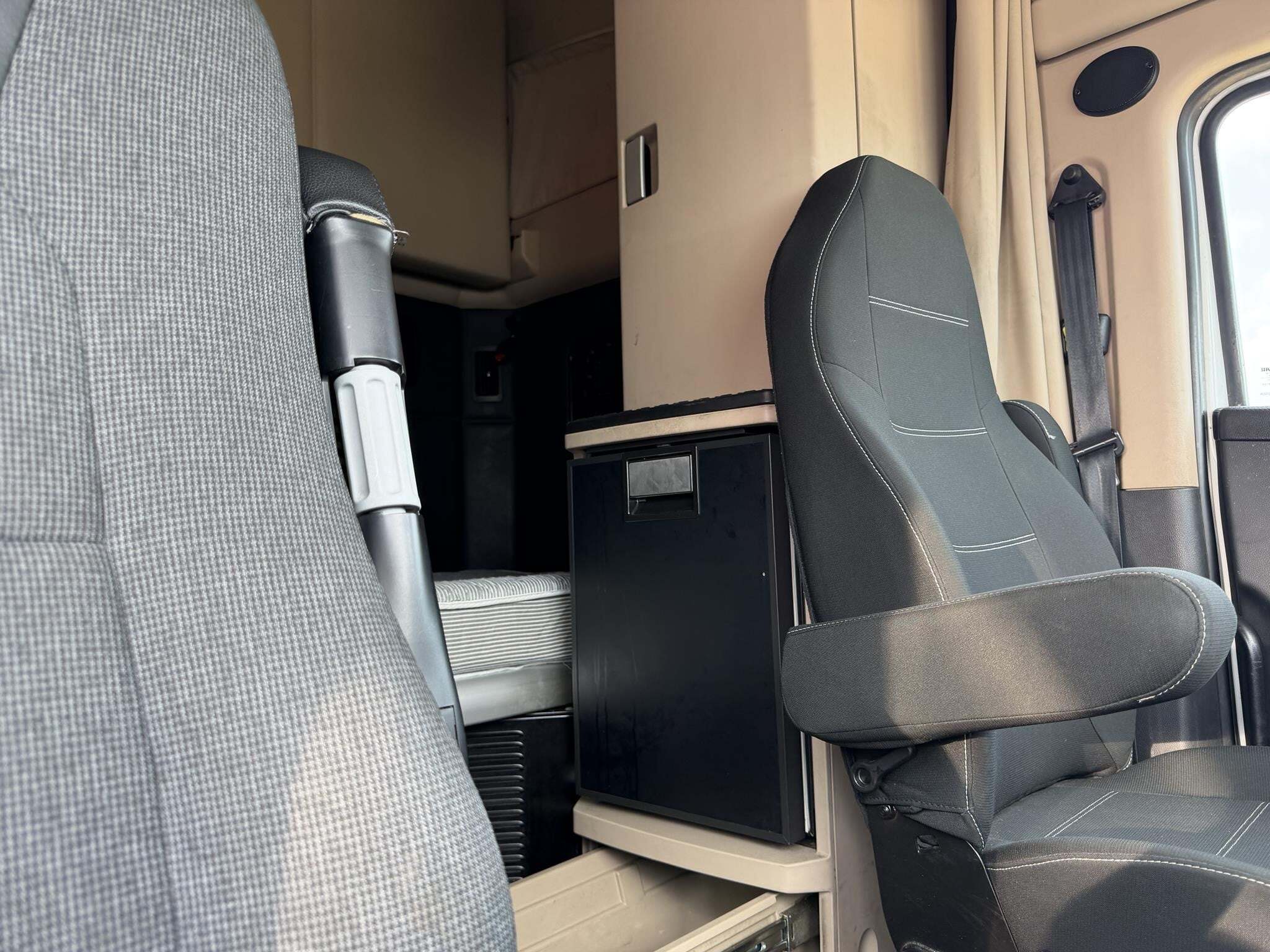 2022 Kenworth T680 Semi Trucks/Trailer