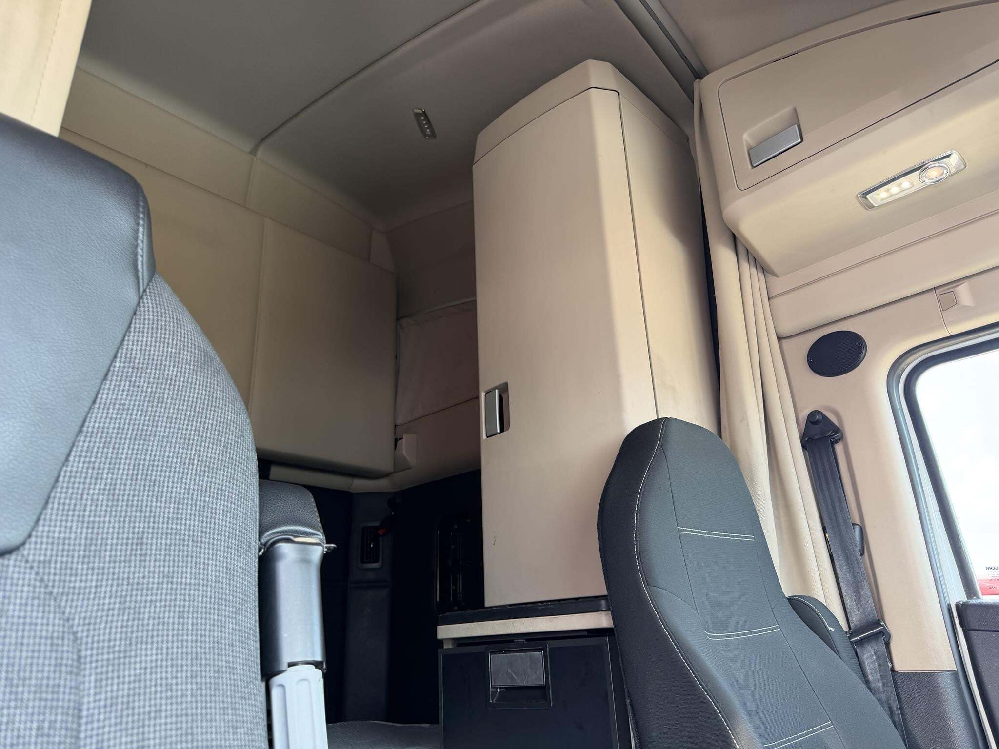 2022 Kenworth T680 Semi Trucks/Trailer