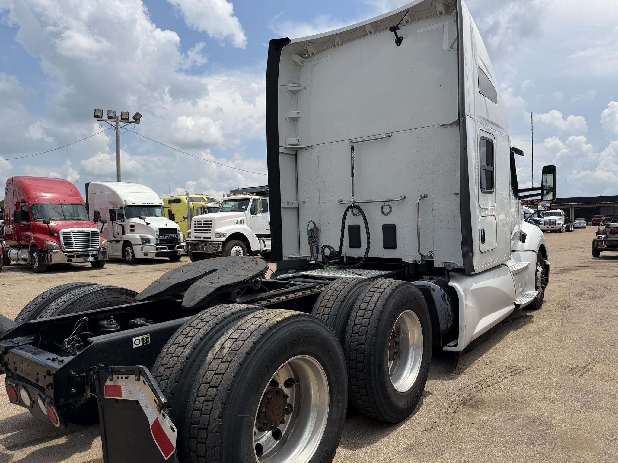 2022 Kenworth T680 Semi Trucks/Trailer