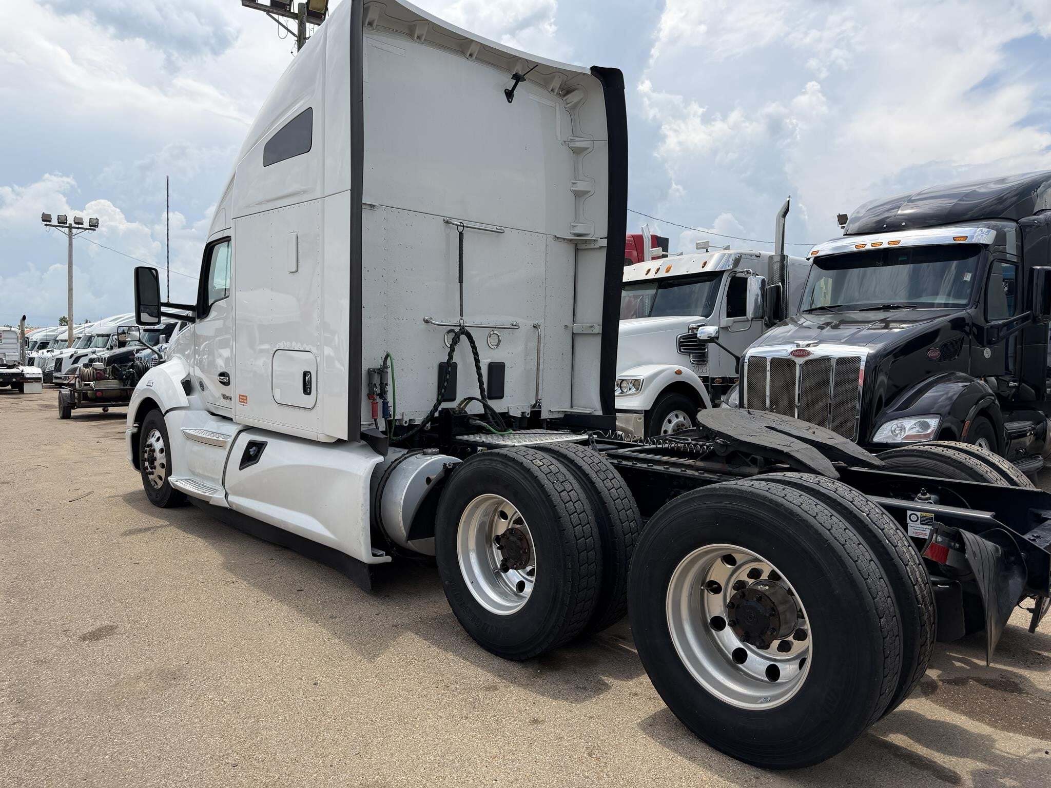 2022 Kenworth T680 Semi Trucks/Trailer