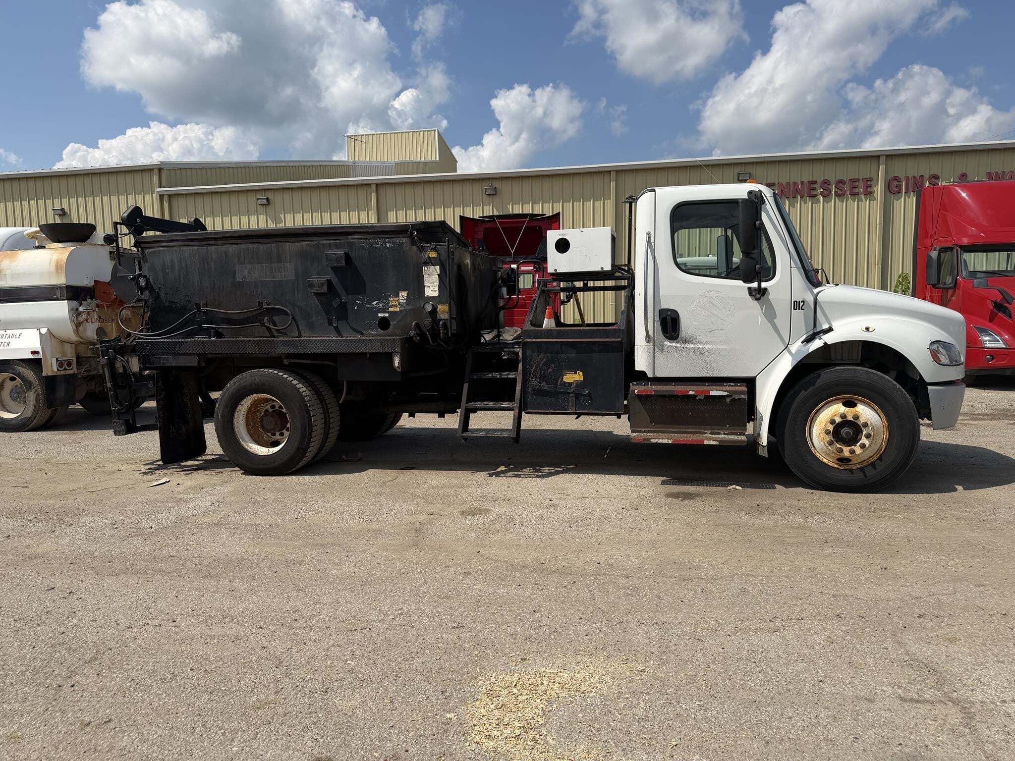 2015 Freightliner BUSINESS CLASS M2 106 Semi Trucks/Trailer