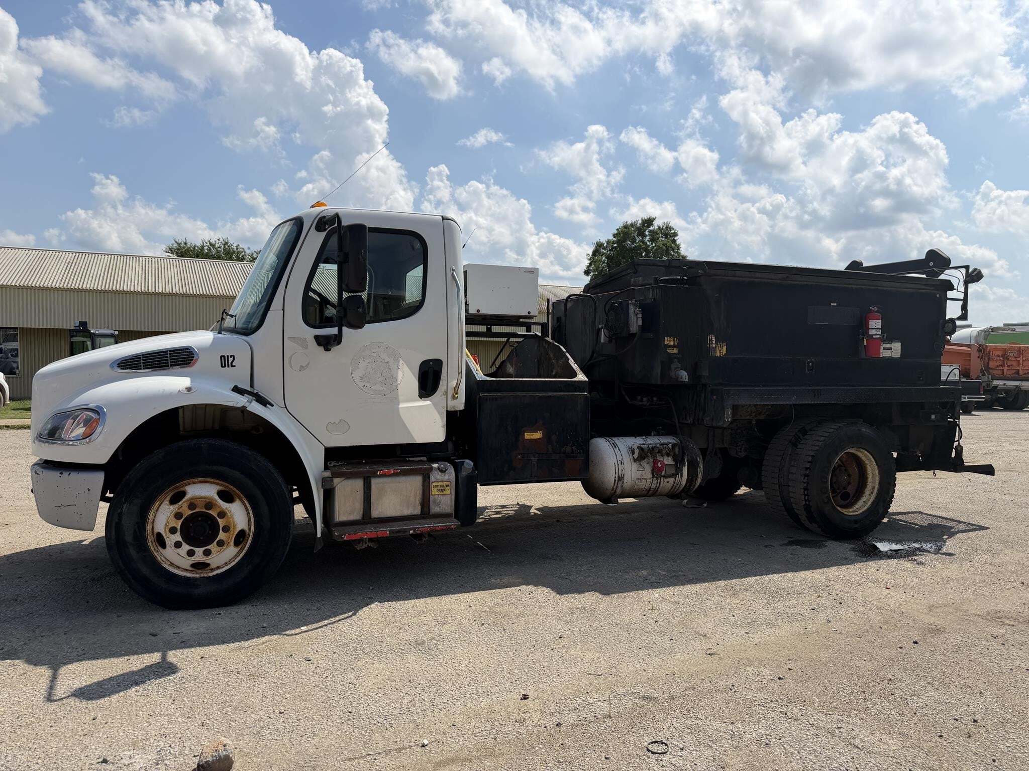 2015 Freightliner BUSINESS CLASS M2 106 Semi Trucks/Trailer