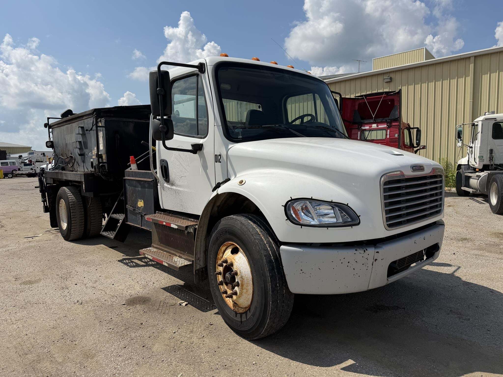 2015 Freightliner BUSINESS CLASS M2 106 Semi Trucks/Trailer