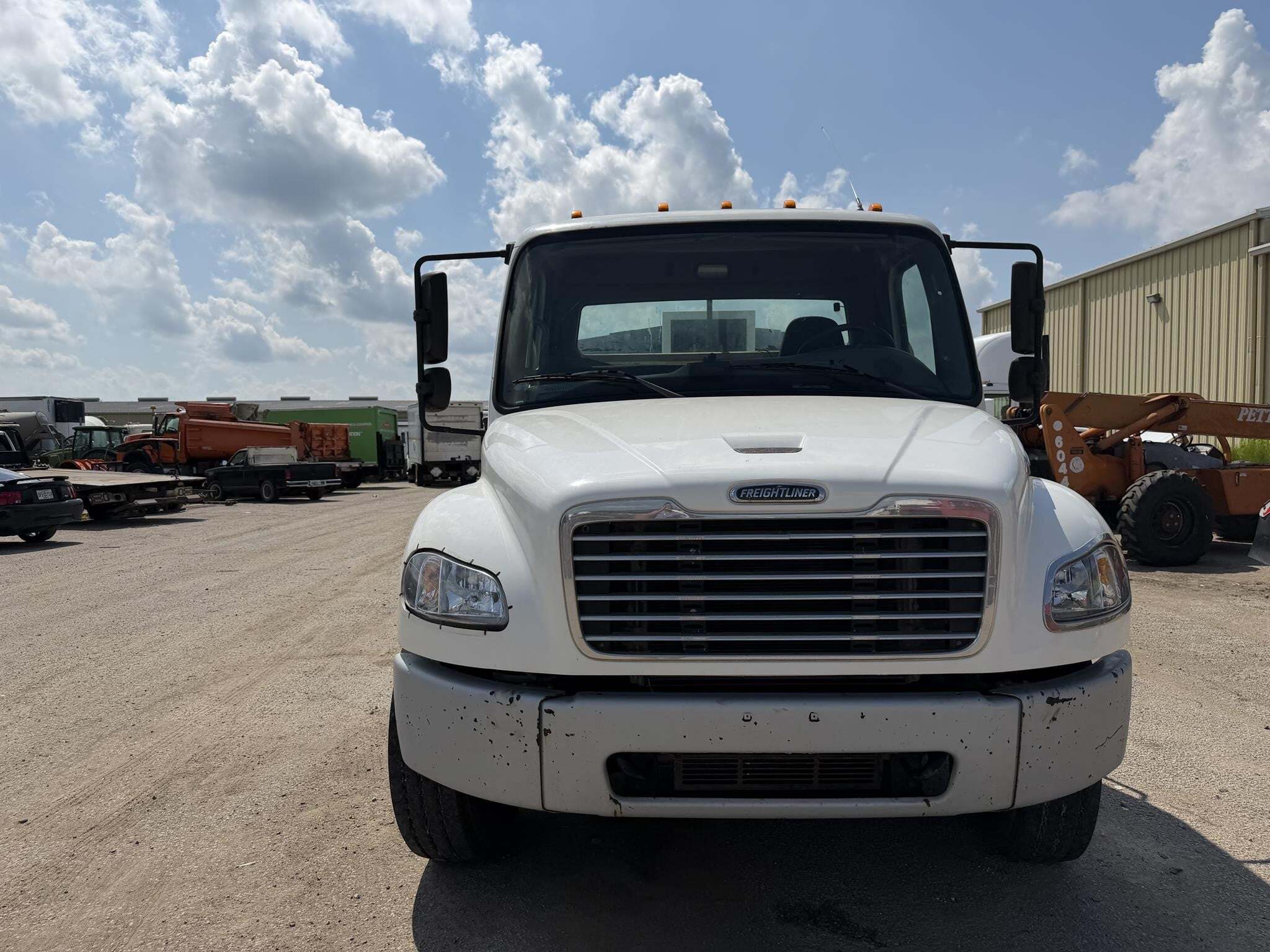 2015 Freightliner BUSINESS CLASS M2 106 Semi Trucks/Trailer