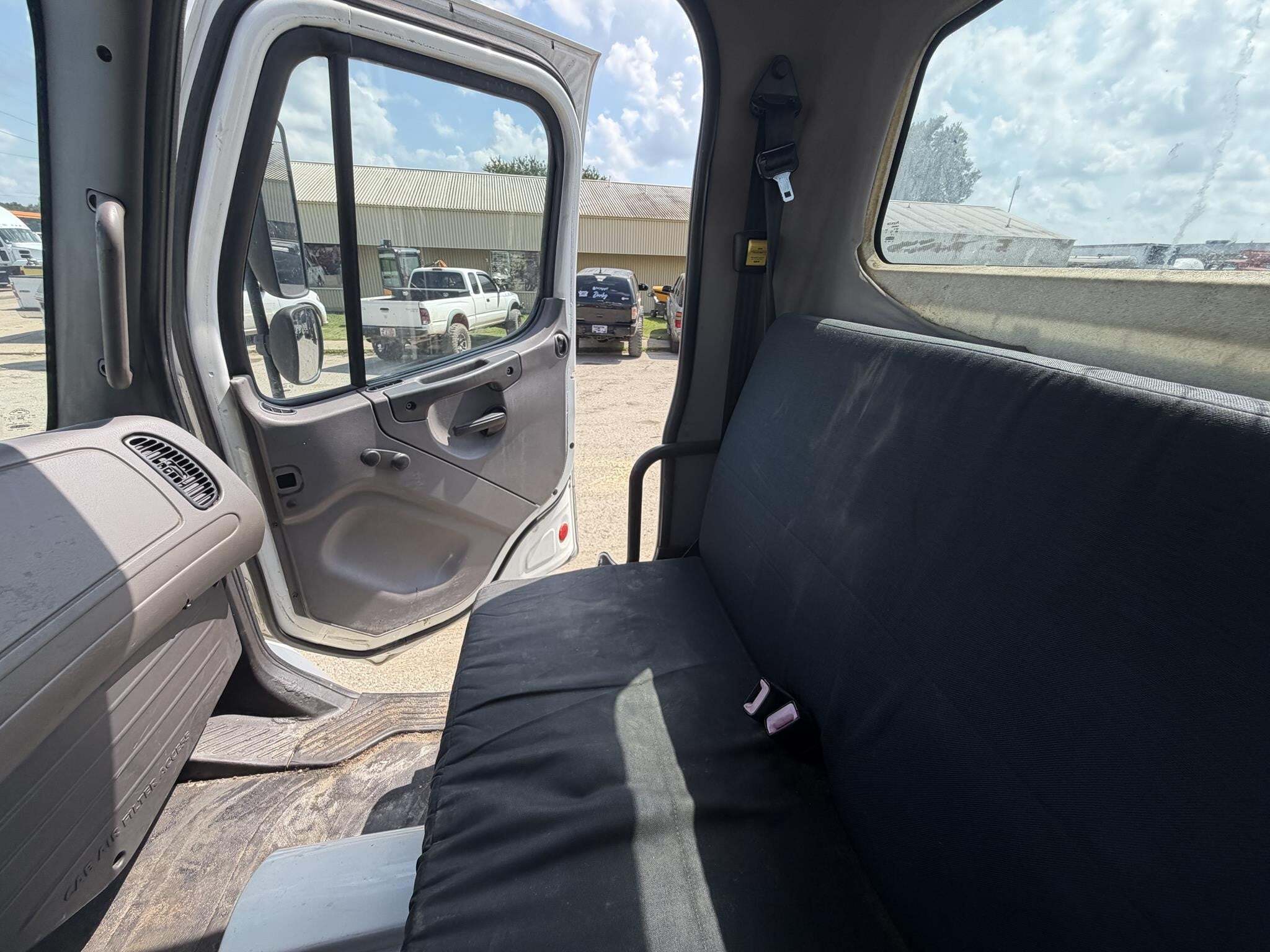 2015 Freightliner BUSINESS CLASS M2 106 Semi Trucks/Trailer