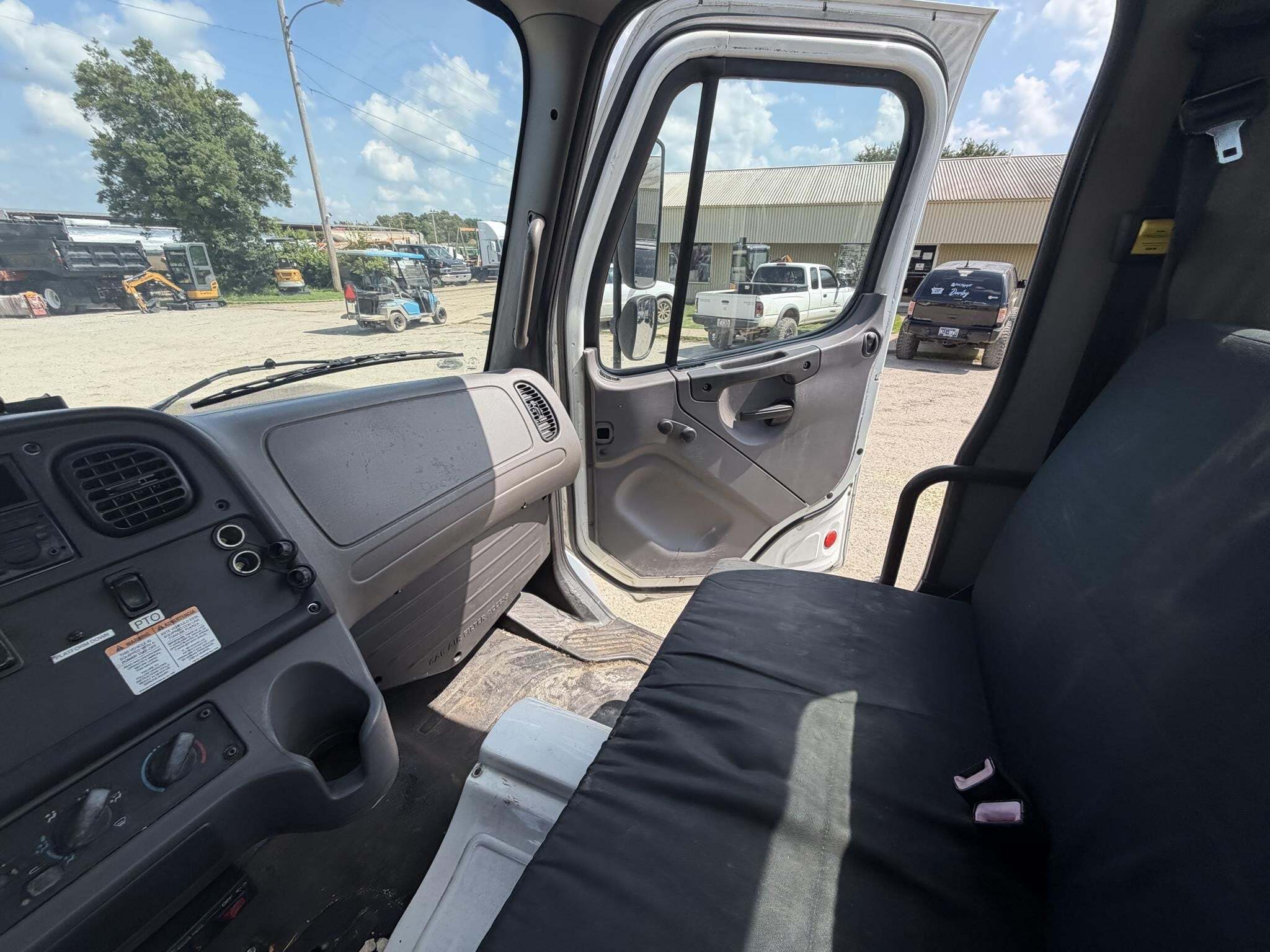 2015 Freightliner BUSINESS CLASS M2 106 Semi Trucks/Trailer