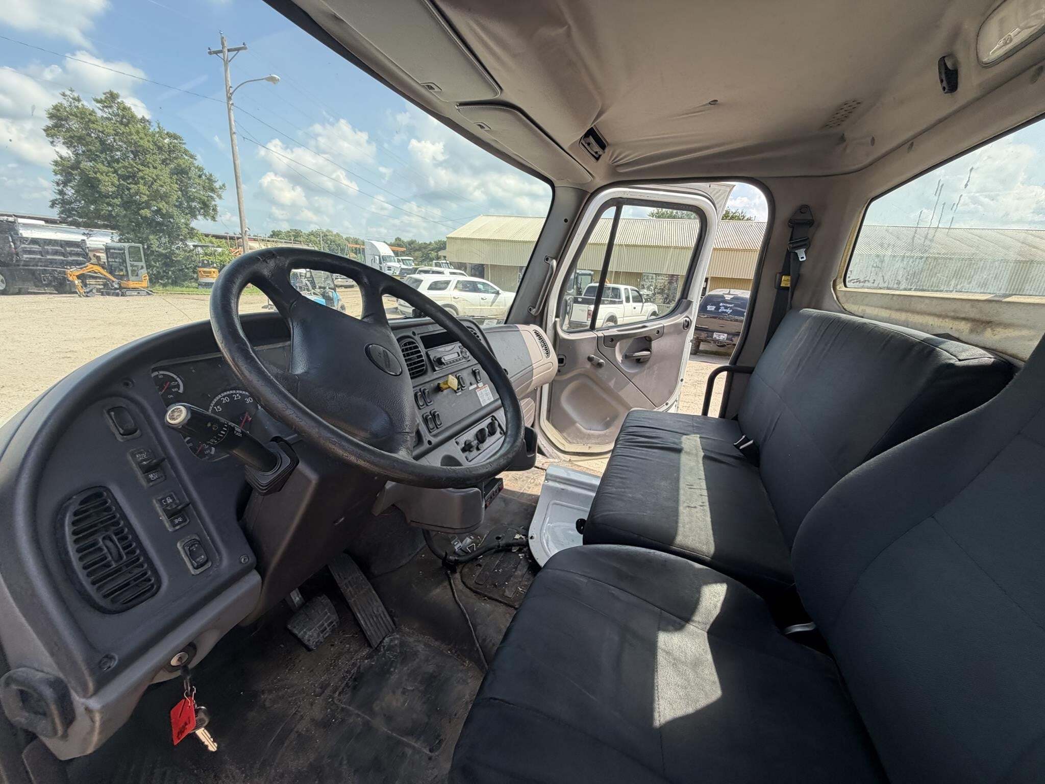 2015 Freightliner BUSINESS CLASS M2 106 Semi Trucks/Trailer