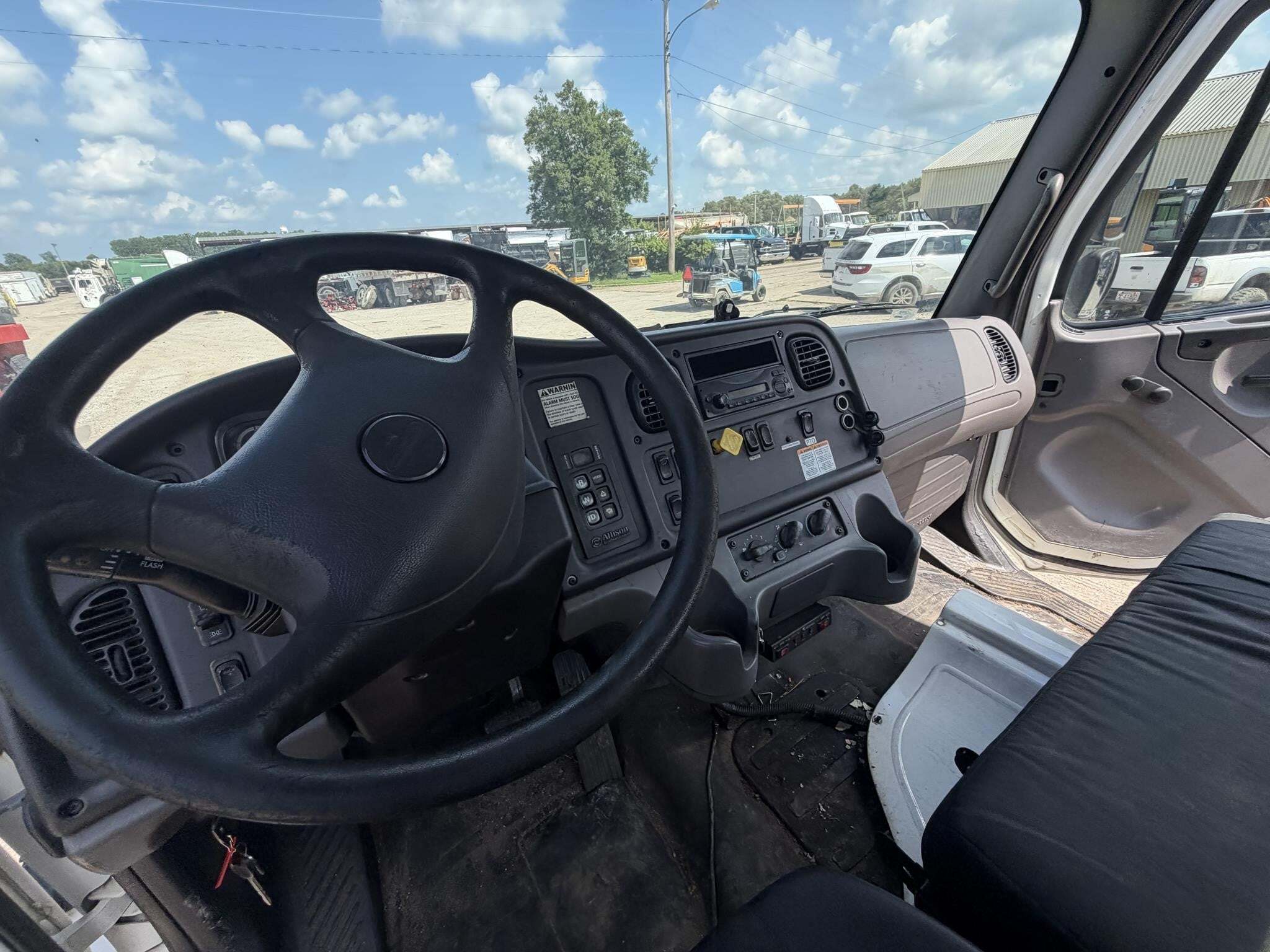 2015 Freightliner BUSINESS CLASS M2 106 Semi Trucks/Trailer