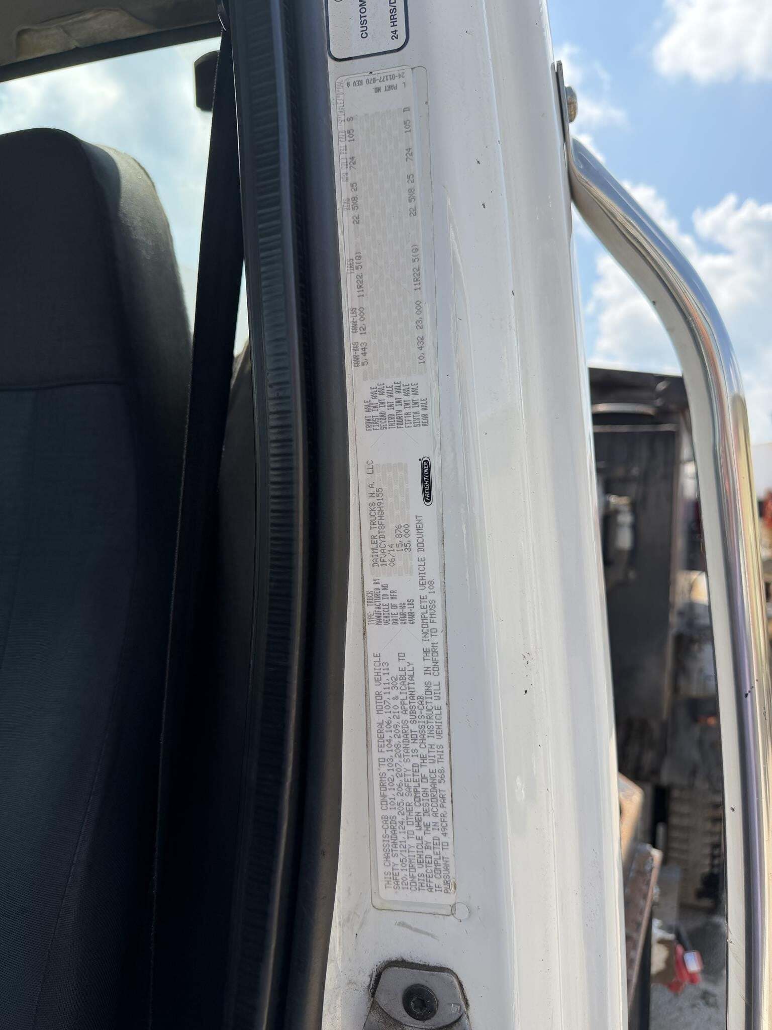 2015 Freightliner BUSINESS CLASS M2 106 Semi Trucks/Trailer