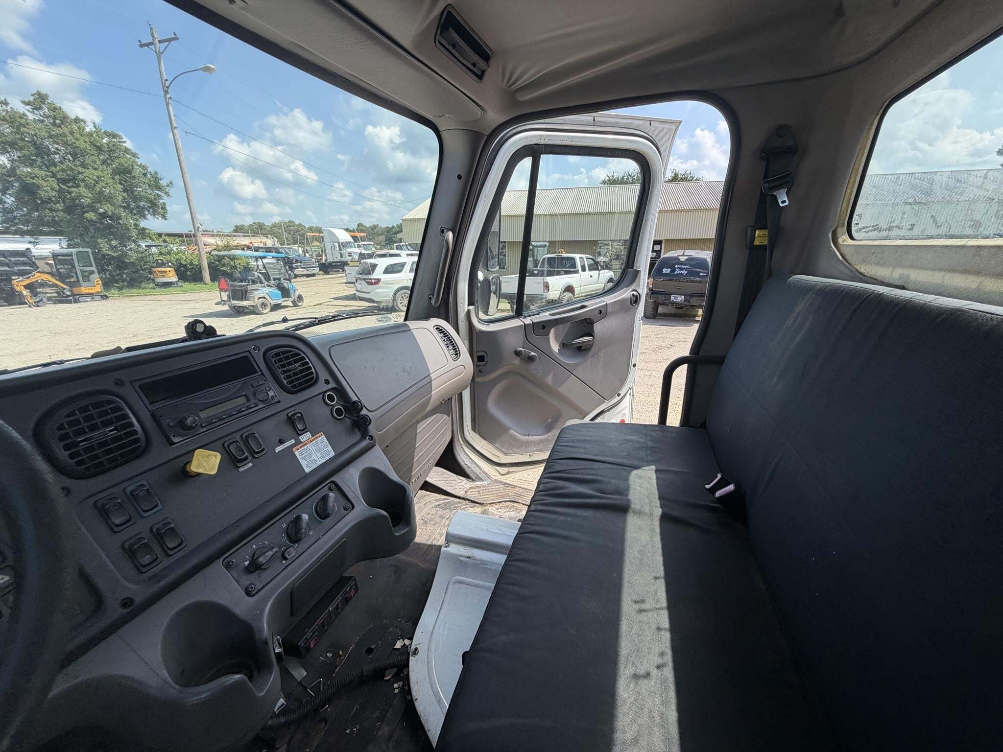 2015 Freightliner BUSINESS CLASS M2 106 Semi Trucks/Trailer