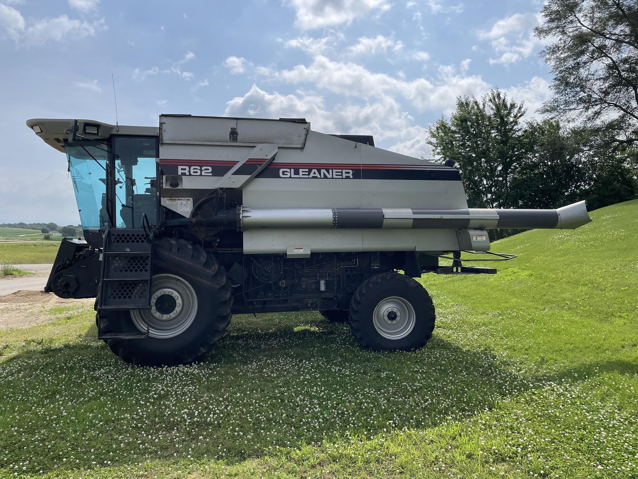 1998 Gleaner R62 Combine