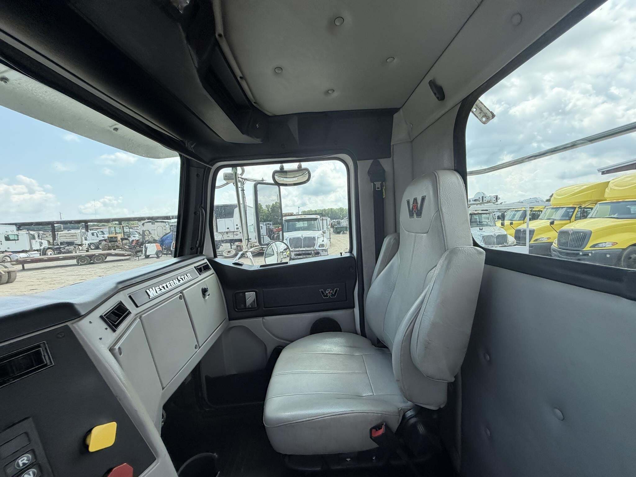 2020 Western Star 4700 Semi Trucks/Trailer
