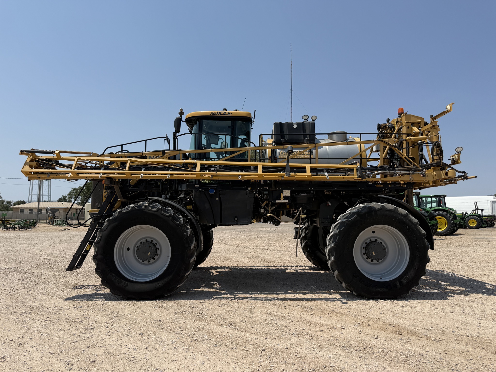 2018 ROGATOR RG1100C Self-Propelled Sprayer