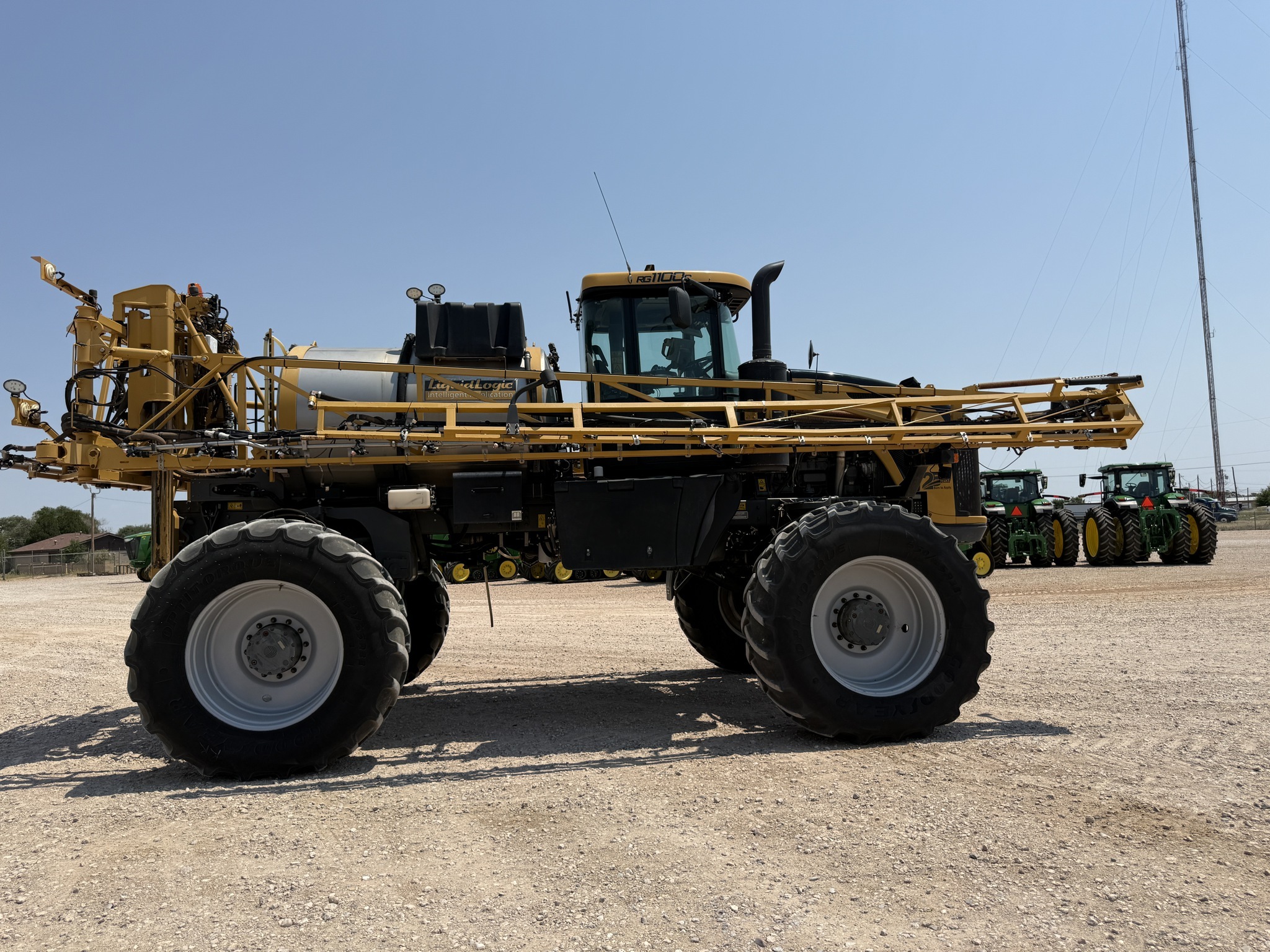 2018 ROGATOR RG1100C Self-Propelled Sprayer