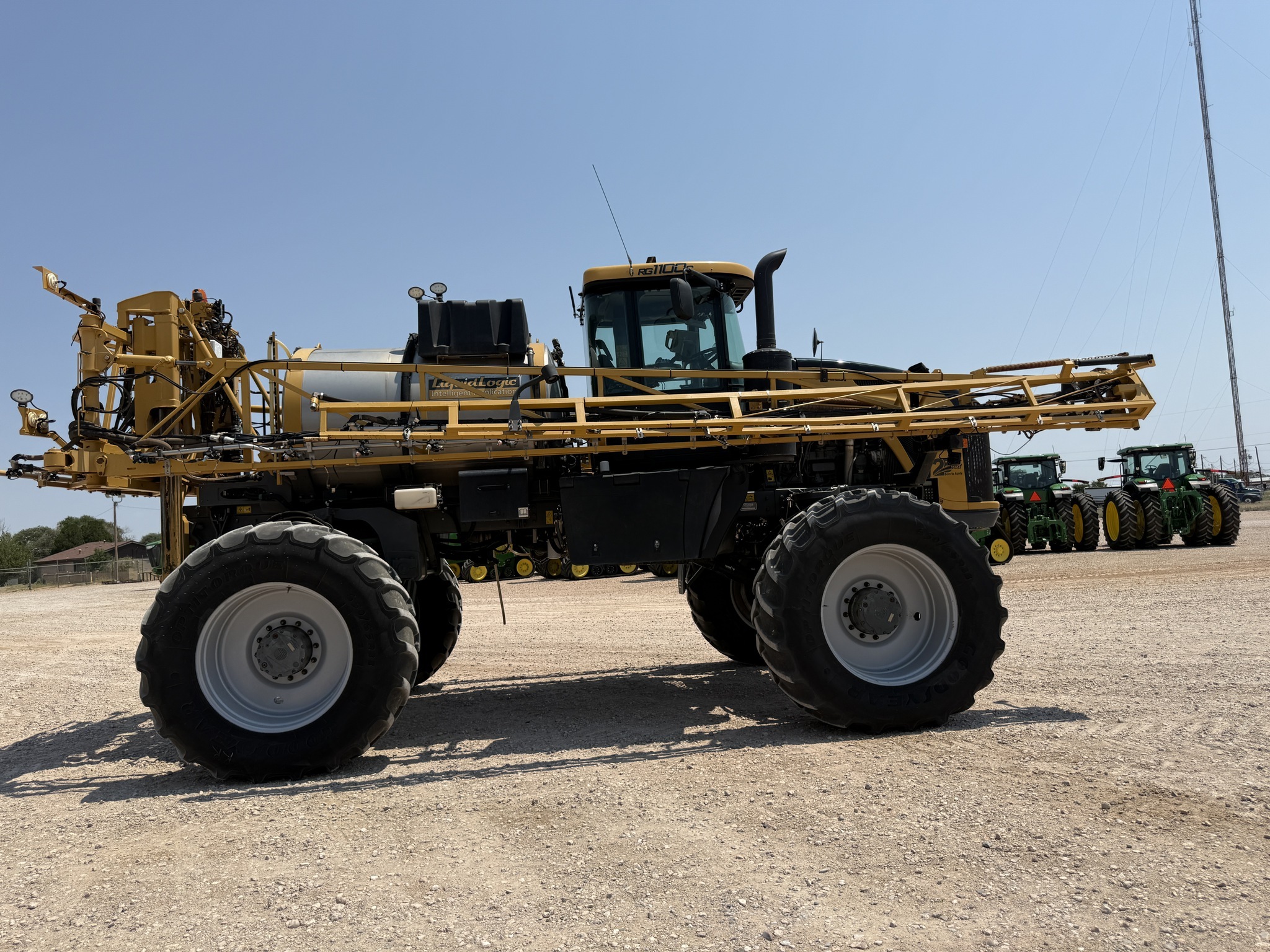2018 ROGATOR RG1100C Self-Propelled Sprayer