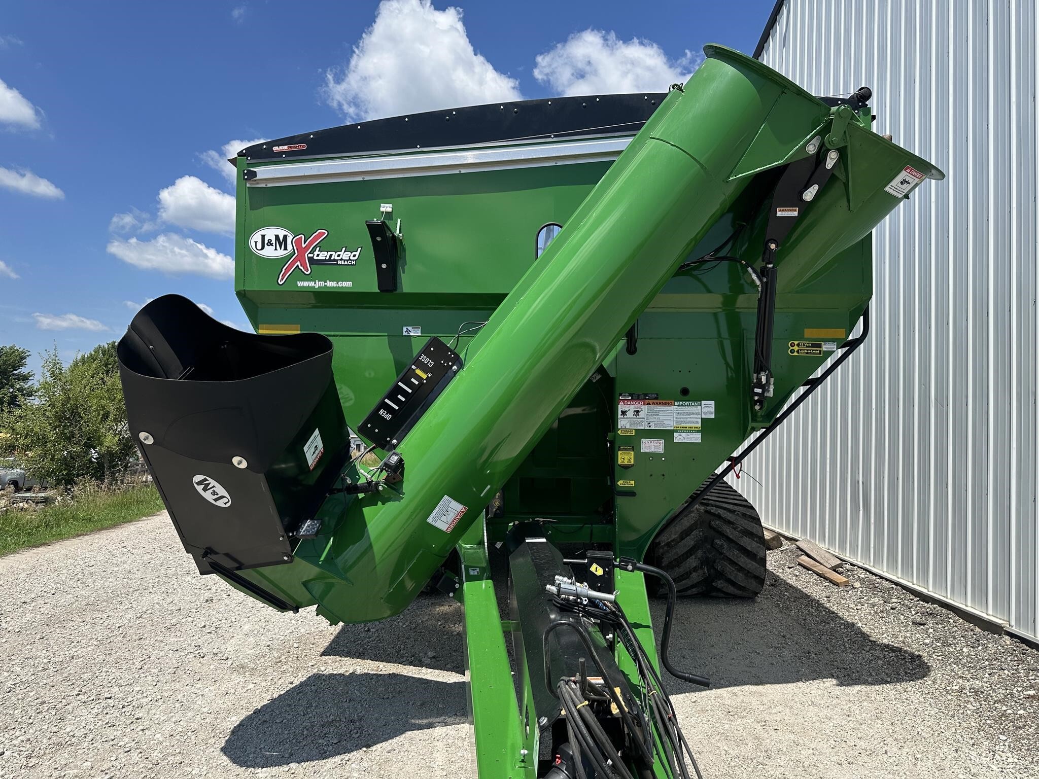 2022 J&M 1132-22T Grain Cart