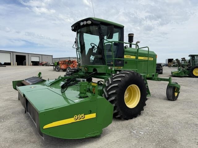  John Deere 4995 Self-Propelled Windrowers and Swather