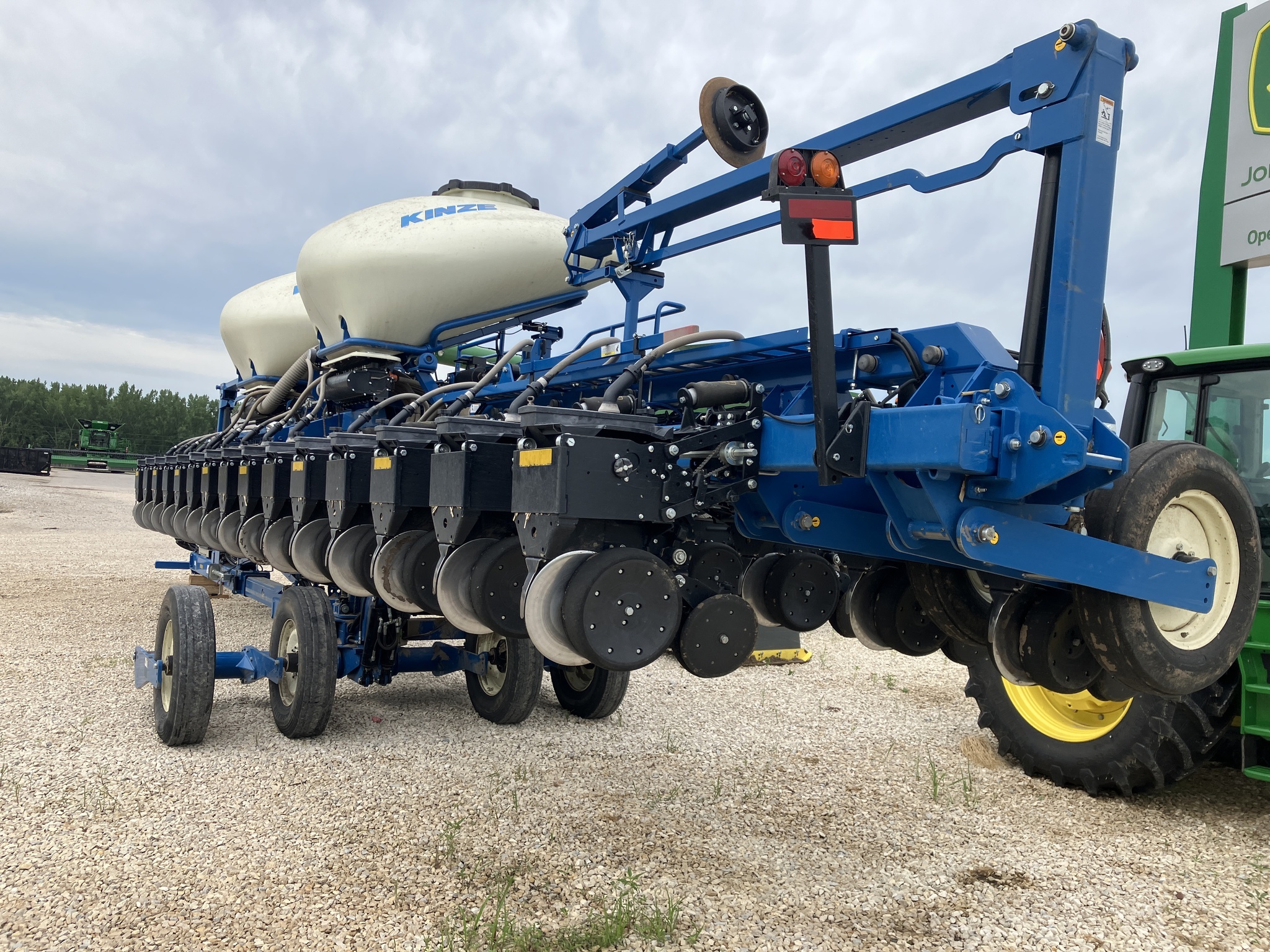 2019 Kinze 3660 Planter