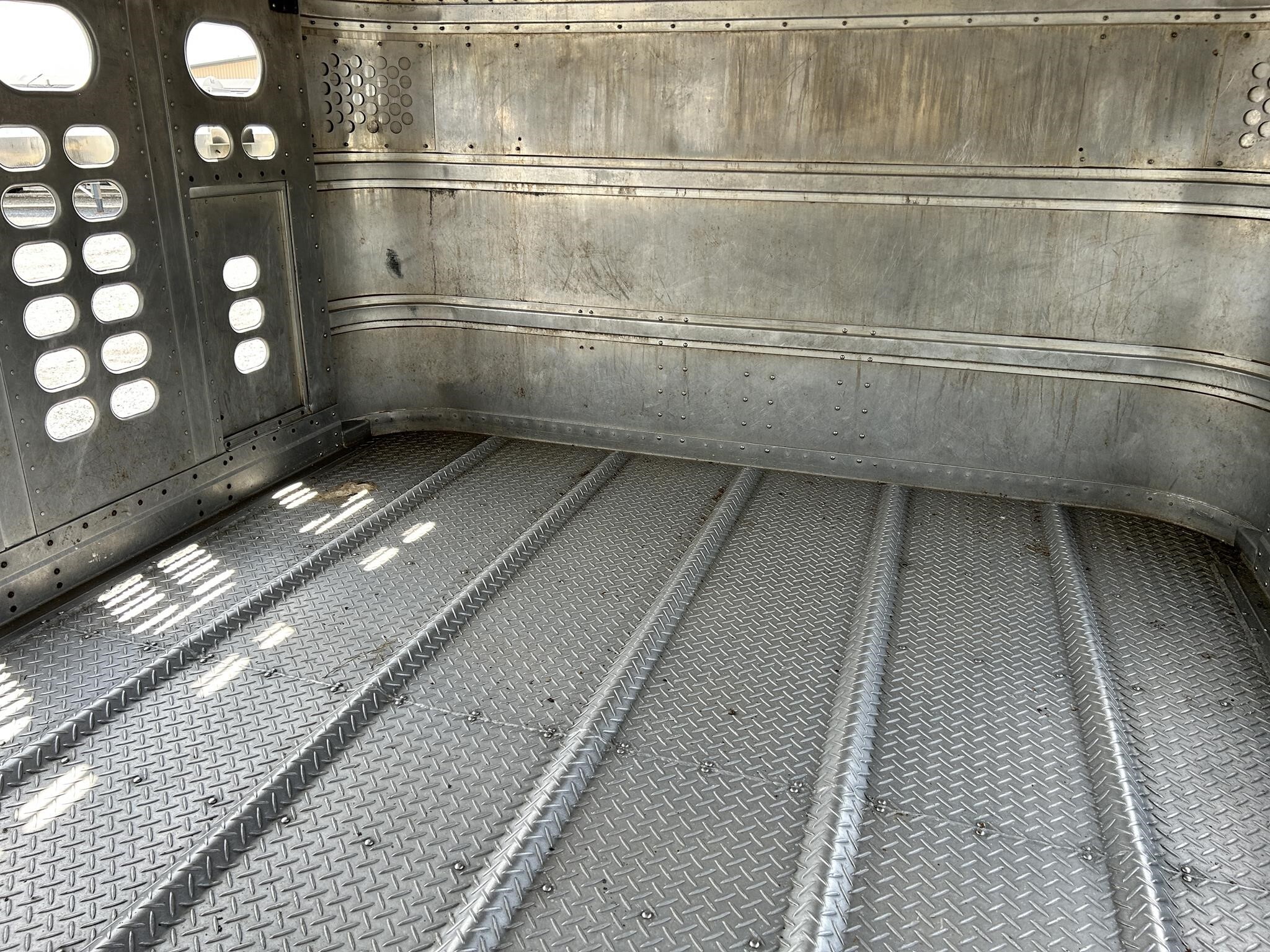 2020 Wilson PSDCL-402P Livestock Trailer
