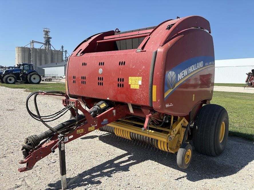2017 New Holland Roll-Belt 560 Round Baler