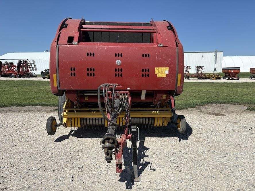 2017 New Holland Roll-Belt 560 Round Baler