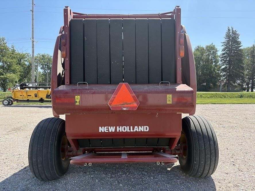 2017 New Holland Roll-Belt 560 Round Baler