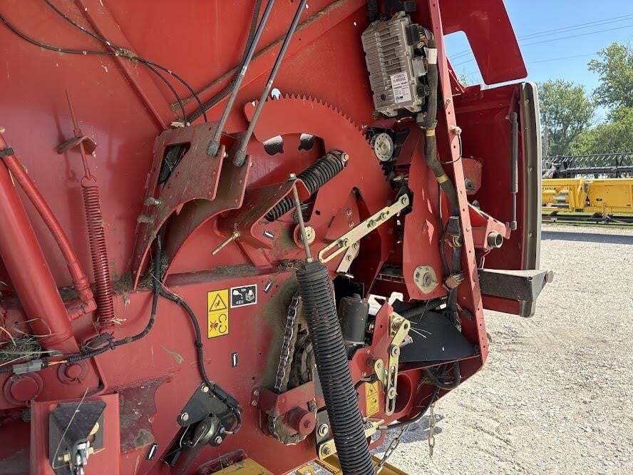 2017 New Holland Roll-Belt 560 Round Baler