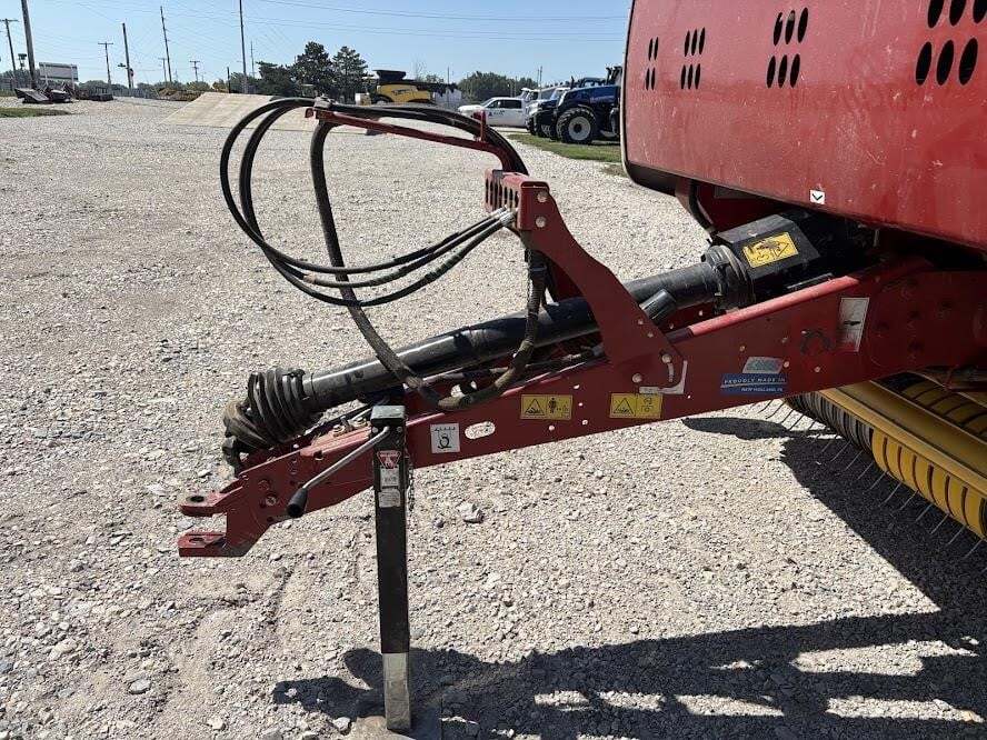 2017 New Holland Roll-Belt 560 Round Baler