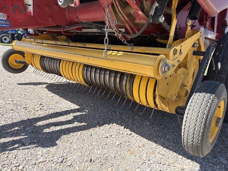 2017 New Holland Roll-Belt 560 Round Baler