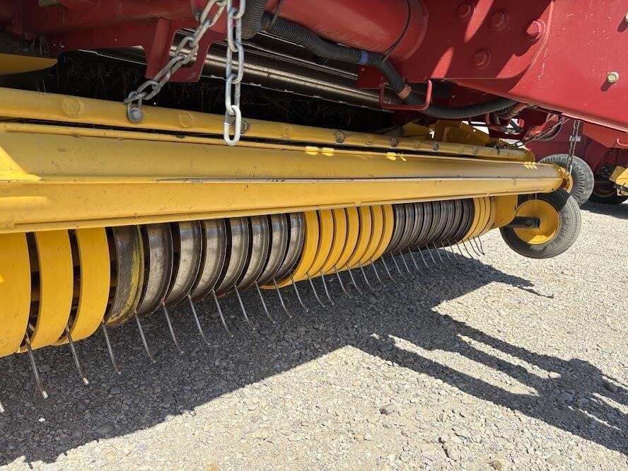 2017 New Holland Roll-Belt 560 Round Baler