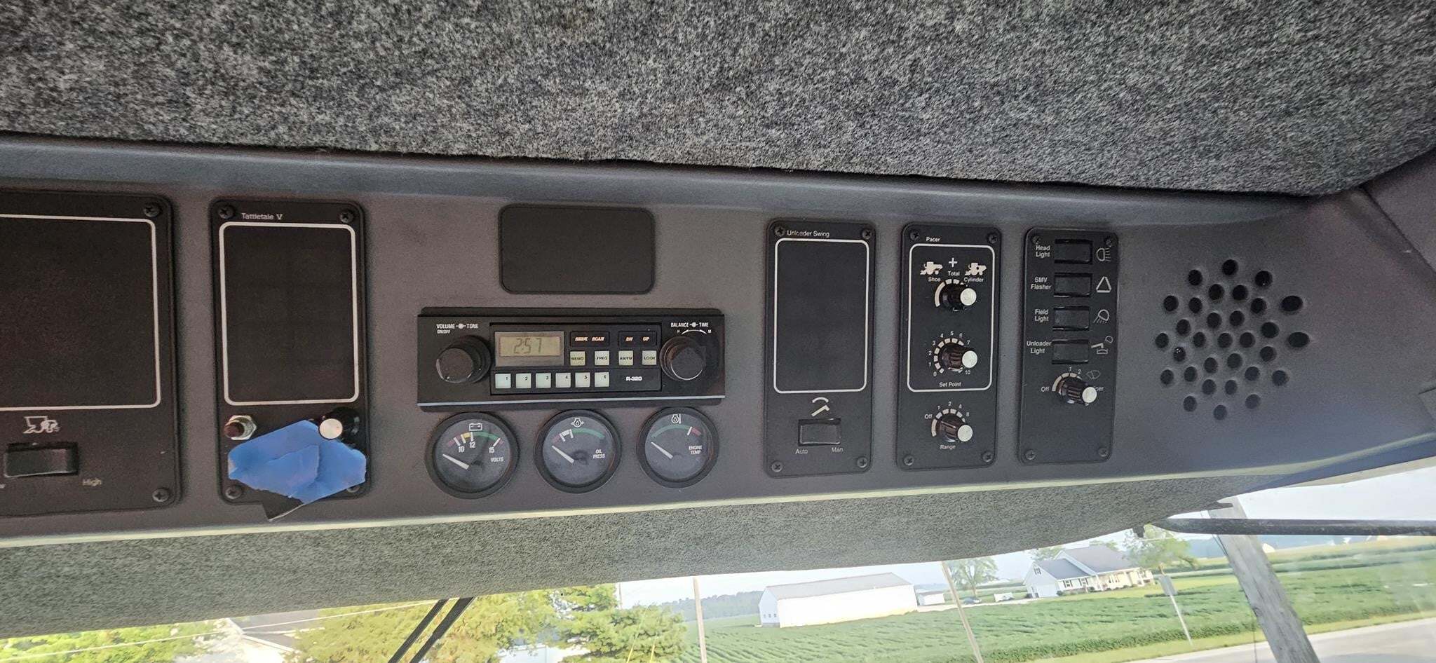1994 Gleaner R62 Combine