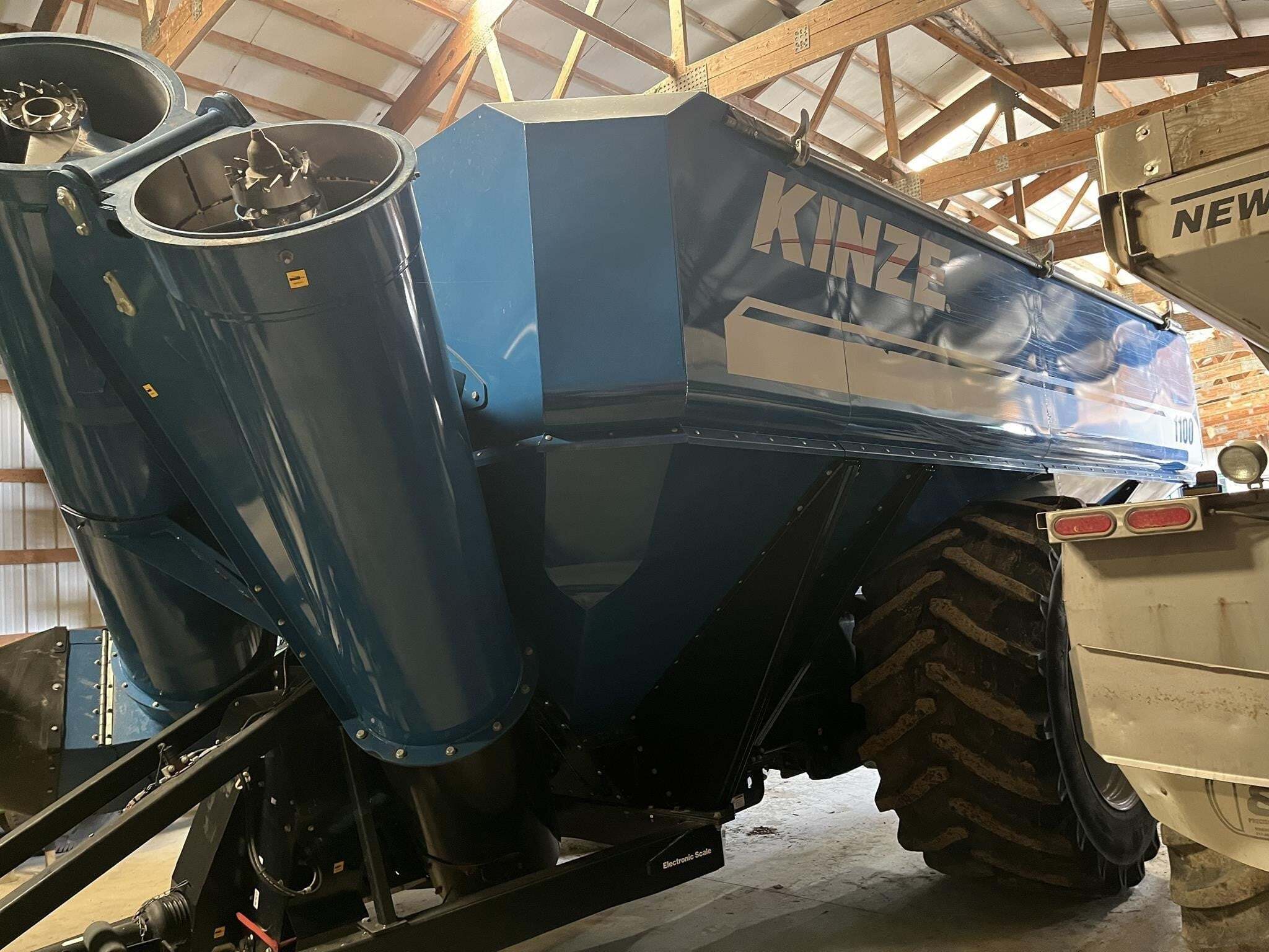 2012 Kinze 1100 Grain Cart