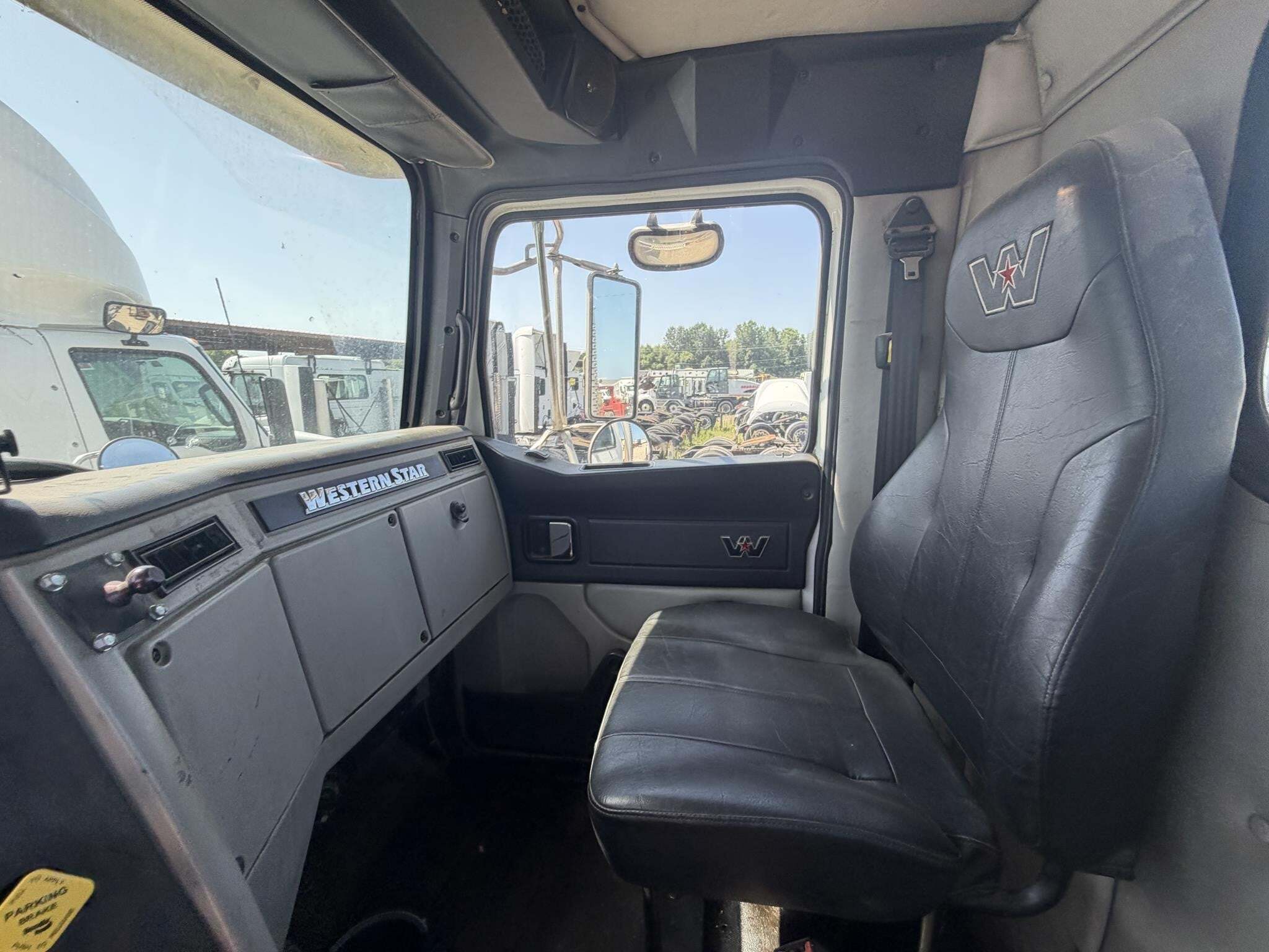 2016 Western Star 4700 Semi Trucks/Trailer