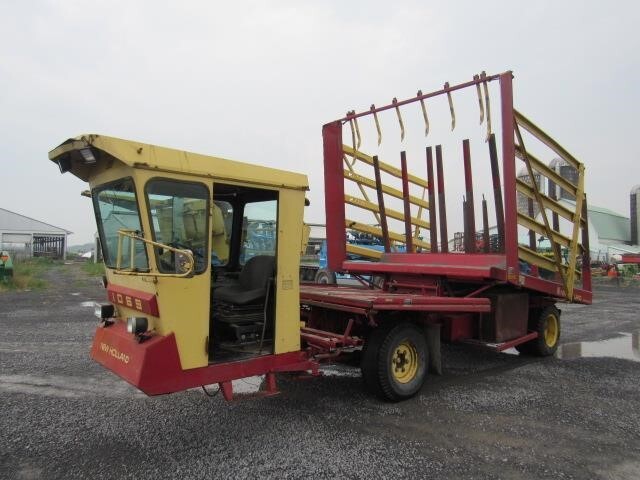  New Holland 1069 Bale Wagons and Trailer