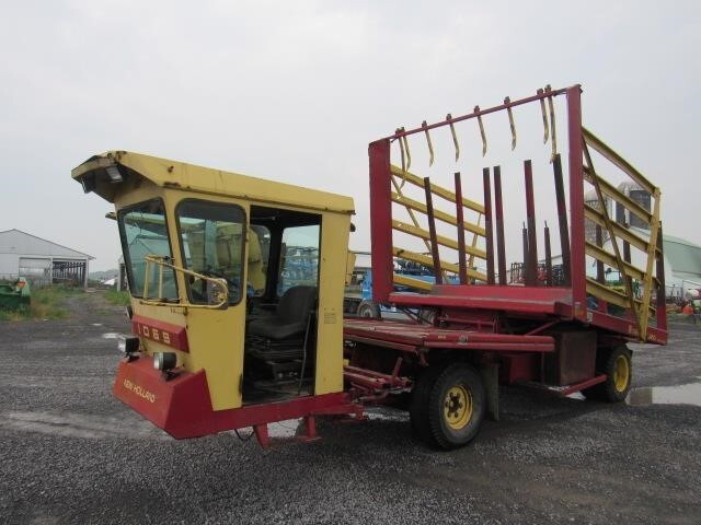  New Holland 1069 Bale Wagons and Trailer