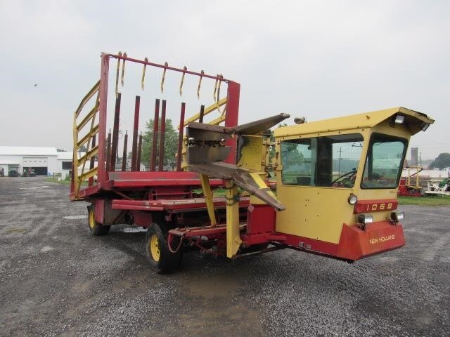  New Holland 1069 Bale Wagons and Trailer