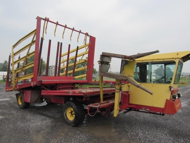  New Holland 1069 Bale Wagons and Trailer