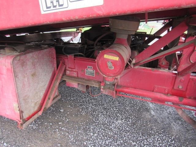  New Holland 1069 Bale Wagons and Trailer