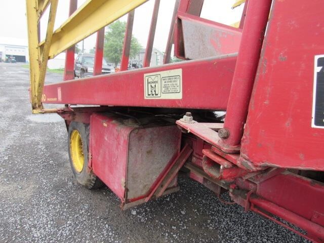  New Holland 1069 Bale Wagons and Trailer