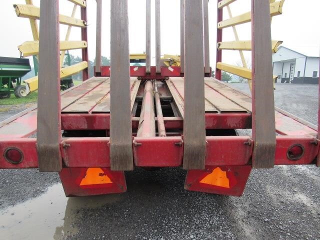  New Holland 1069 Bale Wagons and Trailer